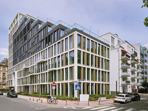 Foto, Außenaufnahme von mehrstöckigem Bürogebäude