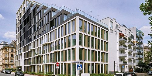 Foto, Außenaufnahme von mehrstöckigem Bürogebäude