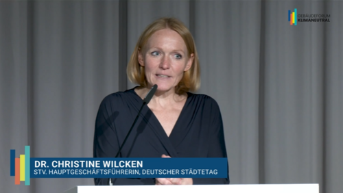 Screenshot aus dem Video "Jahrestagung des Gebäudeforums klimaneutral | Key Note von Dr. Christine Wilcken" als Vorschaubild