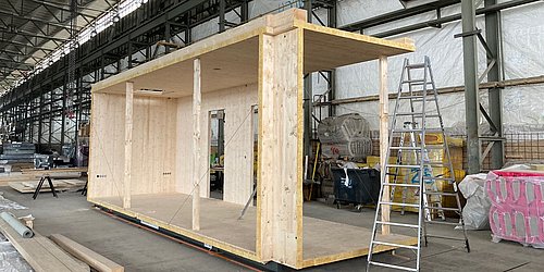 Foto, Holzmodul in einer Werkhalle