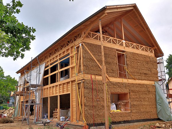 Foto, Gesamtkonstruktion des Strohballenhauses im Rohzustand