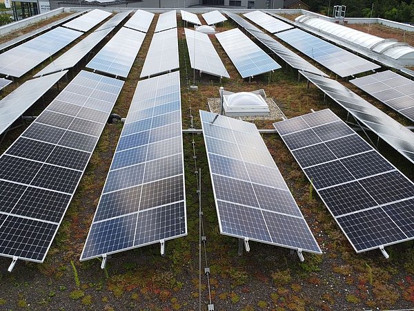 Foto, Photvoltaikanlage auf begrüntem Dach.