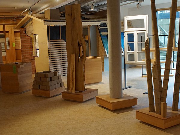 Foto, Ausstellungsraum, in dem verschiedene natürliche Baumaterialien präsentiert werden.
