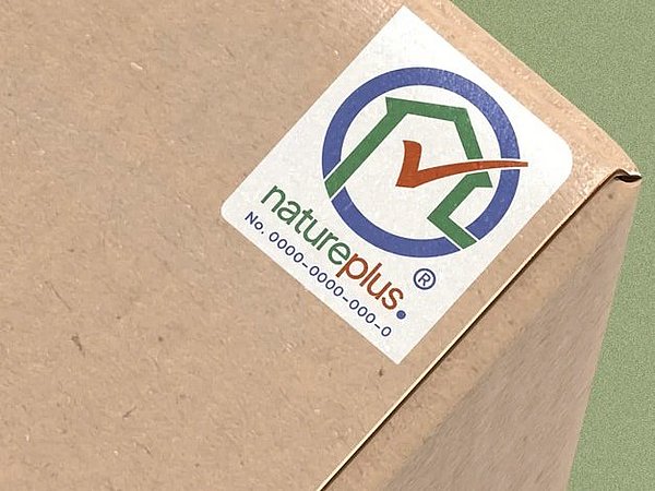 Foto, Ecke eines Kartons mit einem Aufkleber mit dem nature plus Logo