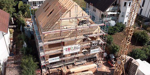 Foto, Luftaufnahme des Rohbaus eines Wohnhauses, welches mit einem modularen Holzbausystems errichtet wird.