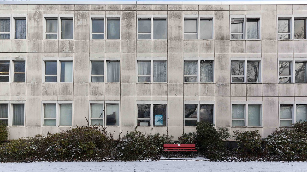 Foto, Fassade eines mehrstöckigen Gebäudes mit Schmutzablagerungen.