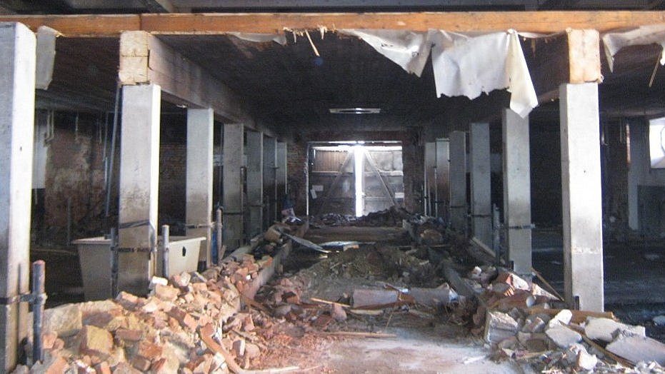 Foto, verfallenes Gebäude mit zerbrochenen Wänden, Trümmern auf dem Boden und beschädigter Decke