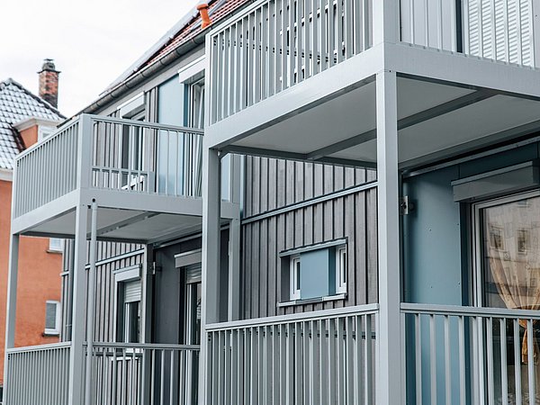 Foto, Balkone am Mehrfamilienhaus.