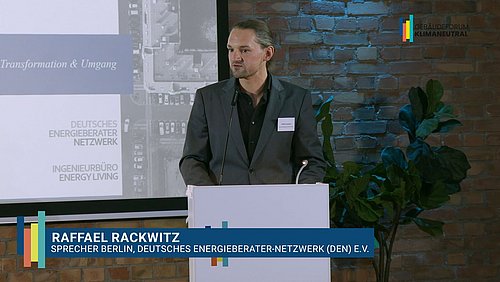Grafik, Screenshot aus dem Video "Jahrestagung des Gebäudeforums klimaneutral | Impuls von Raffael Rackwitz" als Vorschau.