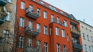 Foto, ein sanierter, mehrstöckiger Altbau in Berlin