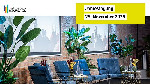 Foto, leere Stühle und Pflanzen auf einer Bühne, dazu der Text "Jahrestagung 25. November 2025".