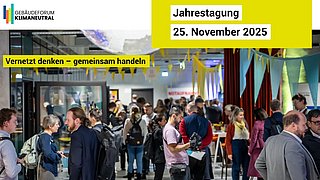 Foto, Menschenmenge in einem hellen Raum mit gelben Bannern, die an einer Veranstaltung teilnehmen. Textbanner mit "Jahrestagung 25. November 2025" und "Vernetzt denken – gemeinsam handeln".