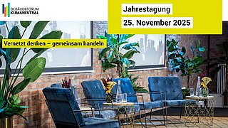 Foto, leere Stühle und Pflanzen auf einer Bühne, dazu der Text "Jahrestagung 25. November 2025".