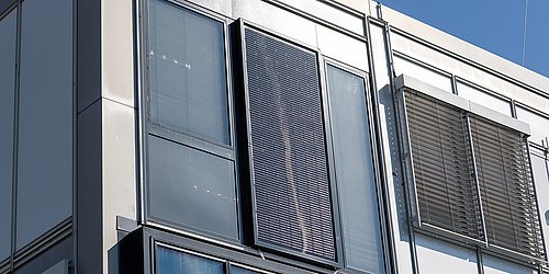 Foto, Außenansicht einer Gebäudefassade mit integriertem Photovoltaik-Element
