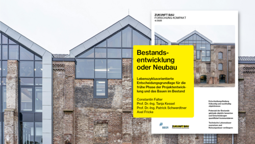 Grafik, Fassade eines Backsteingebäudes mit großen Glasfenstern und einem eingeblendeten Textkasten mit dem Titel 'Bestandsentwicklung oder Neubau' und weiteren Informationen zu lebenszyklusorientierter Entscheidungsgrundlage