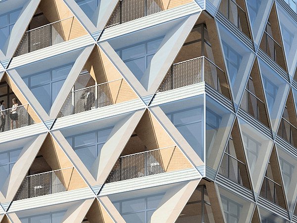 Grafik, Ausschnitt einer Fassade mit Fenstern und Balkonen in dreieckiger, geometrischer Anordnung.