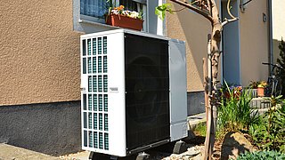 Foto, Luftwärmepumpe vor einem Wohngebäude