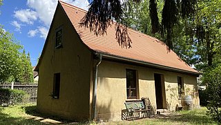 Foto, kleines Einfamilienhaus aus Lehm