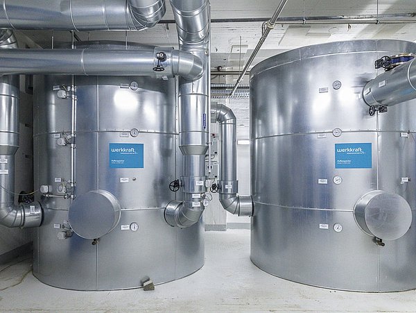 Foto, Zwei große silberne industrielle Heizkessel mit Rohren und Ventilen in einem Technikraum