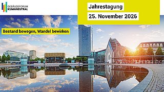 Foto, Stadtansicht mit modernen und historischen Gebäuden am Wasser mit Spiegelung und Sonnenuntergang im Hintergrund.