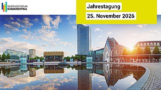 Foto, Stadtansicht mit modernen und historischen Gebäuden am Wasser mit Spiegelung und Sonnenuntergang im Hintergrund.