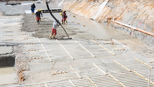 Foto, Verlegung von Erdwärmekollektoren in einer Baugrube. 