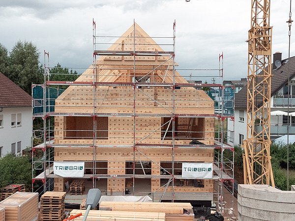 Foto, Fassade des Rohbaus eines Wohnhauses, welches mit einem modularen Holzbausystems errichtet wird.