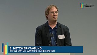 Grafik, Screenshot aus dem Video "3. Netzwerktagung des Gebäudeforums klimaneutral | Impuls von Dr. Björn Schreinermacher" als Vorschau.