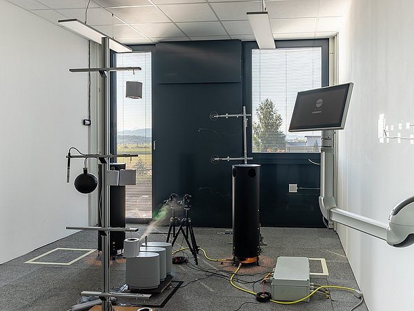 Foto, Versuchsraum hinter einem fassadenintegrierten Photovoltaik-Element inklusive der Messtechnik.