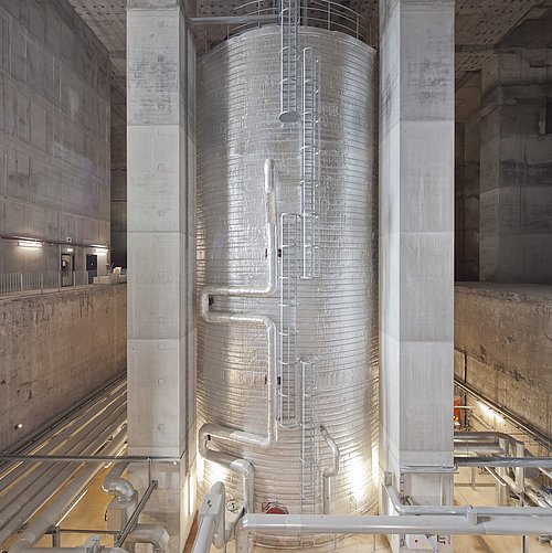 Foto, ein riesiger Großpufferspeicher in einem Betonbau.