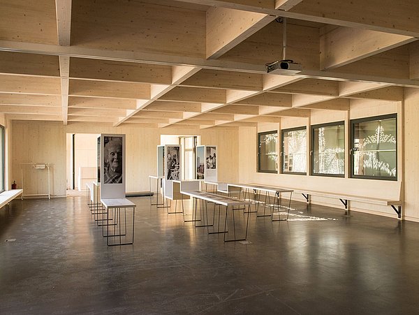 Foto, Ausstellungsraum mit Holzdecke und Holzwänden. 