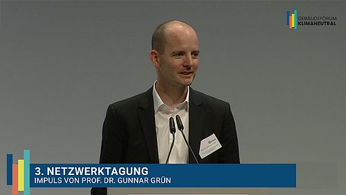 Grafik, Screenshot aus dem Video "3. Netzwerktagung des Gebäudeforums klimaneutral | Impuls von Prof. Dr. Grün" als Vorschau.