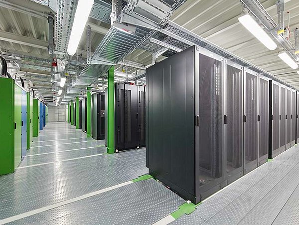 Foto, Rechenzentrum mit Reihen von schwarzen und grünen Server-Racks unter Deckenbeleuchtung