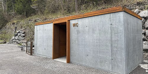 Foto, Toilettenhäuschen aus Klimabeton.