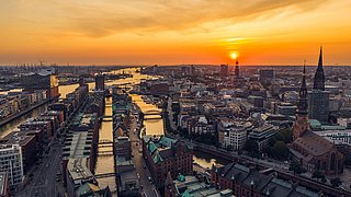 Foto, Sonnenuntergang über einer Großstadt.