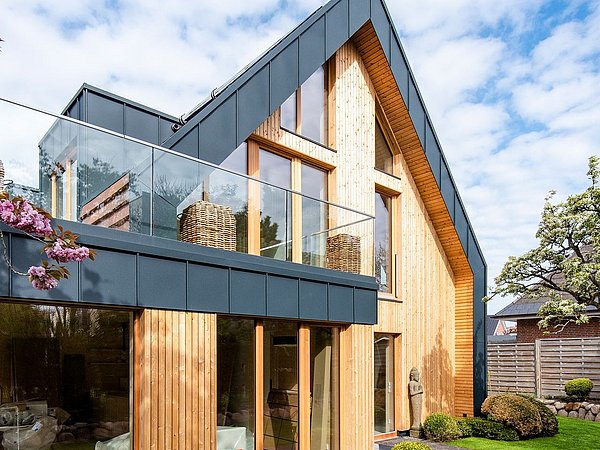 Foto, modernes Holzhaus von außen.