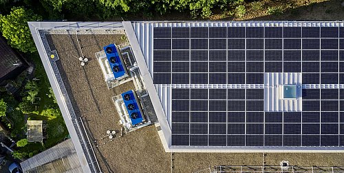 Foto, Aufnahme aus der Vogelperspektive auf ein Dach mit Photovoltaikanlage