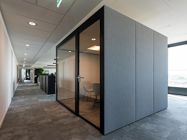 Foto, Innenraum in dessen Mitte sich ein weiterer kleiner und abgeschlossener Raum mit Glastür befindet.