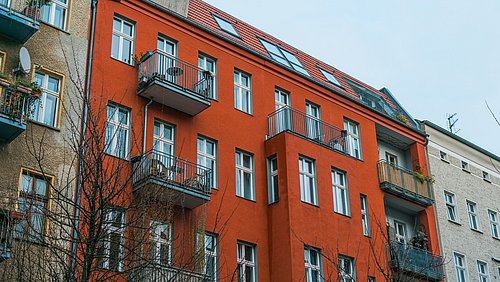 Foto, ein sanierter, mehrstöckiger Altbau in Berlin