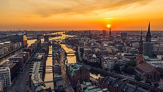 Foto, Blick aus der Vogelperspektive über Hamburg in der Dämmerung.