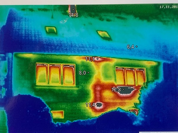 Foto, Wärmebild eines Hauses in Heidelberg mit Temperaturangaben von 6,4 bis 14,8 Grad Celsius, zeigt Wärmeverluste an Fenstern und Fassade