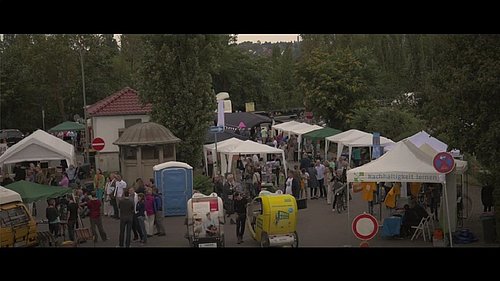Foto, Volksfest mit vielen Menschen und weißen Pavillons. 