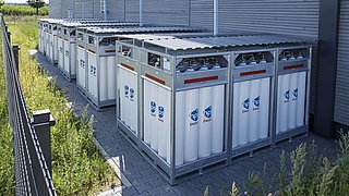 Foto, außen liegende Wasserstoffspeicher mit zahlreichen Wasserstofftanks