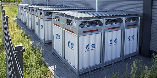 Foto, außen liegende Wasserstoffspeicher mit zahlreichen Wasserstofftanks