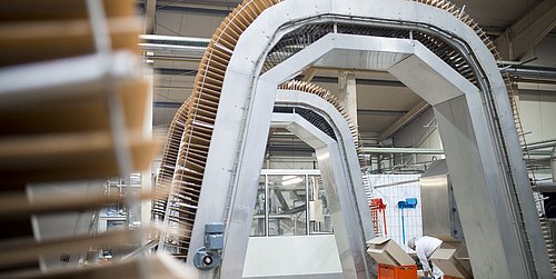 Foto, Innenraum einer Fabrik mit großen Maschinen.
