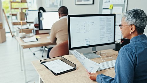 Foto, eine Frau arbeitet in einem Büro an einem Computer