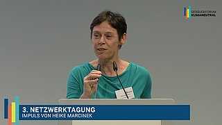 Grafik, Screenshot aus dem Video "3. Netzwerktagung „Klimaneutraler Gebäudebestand – zukunftsfähig gestalten“ | Impuls von Heike Marcinek" als Vorschau.