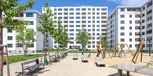 Foto, Spielplatz in einer modernen Wohnsiedlung mit modernen Mehrfamilienhäusern