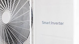 Foto, Nahaufnahme eines weißen Geräts mit Lüftergitter und der Aufschrift 'Smart Inverter'.