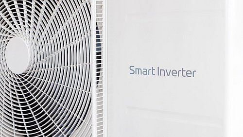 Foto, Nahaufnahme eines weißen Geräts mit Lüftergitter und der Aufschrift 'Smart Inverter'.